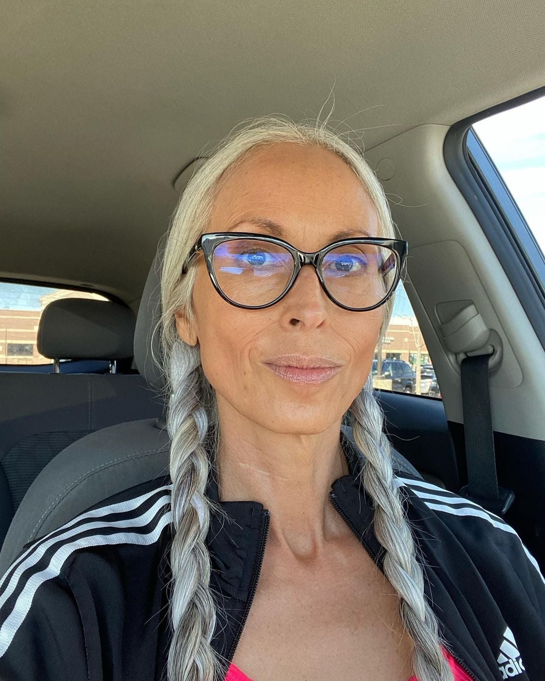 Susan Zager com cabelo grisalho e longo