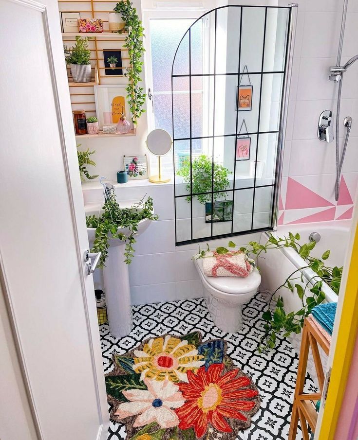 Banheiro branco com plantas e design diferente