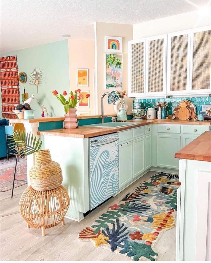 Cozinha em tons alegres com tapete colorido