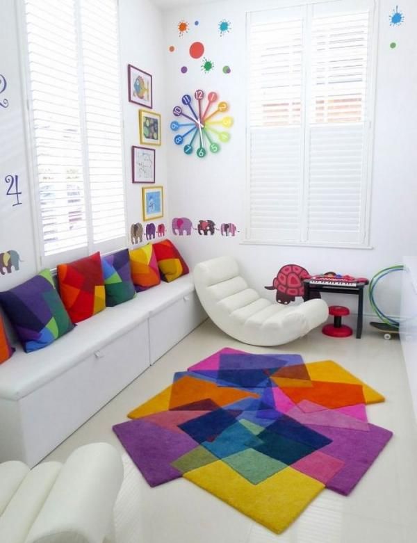 Espaço branco com almofadas e tapete colorido