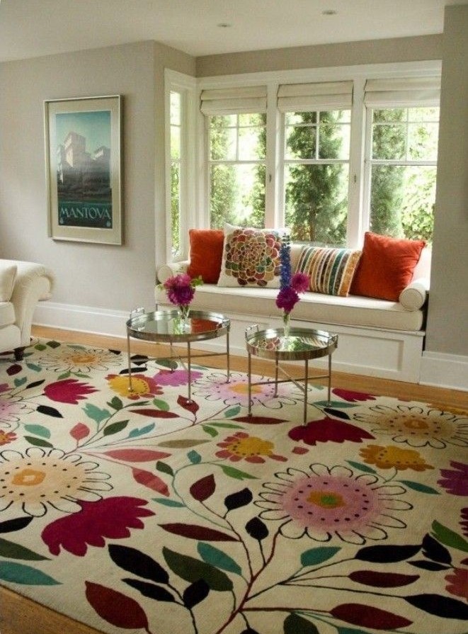 Sala clara com tapete de flores