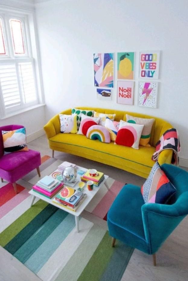 Sala com sofás e tapete coloridos