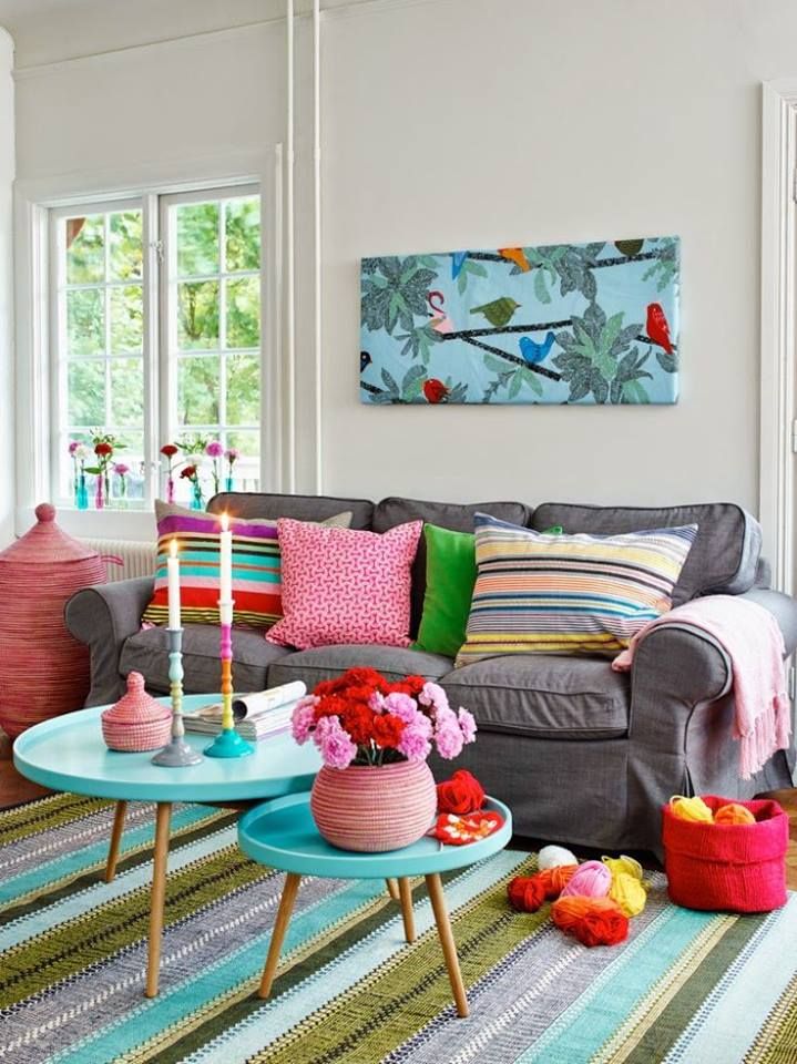 Sala com sofá cinza, móveis e tapete colorido