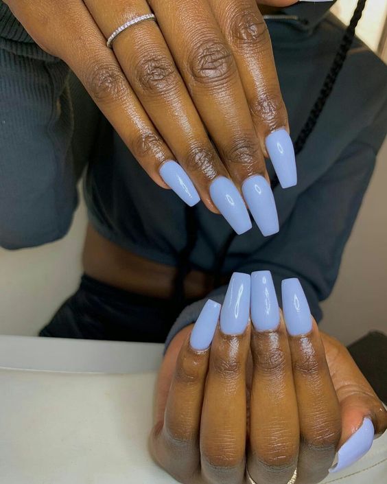 Mãos negras com unha bailarina azul claro 