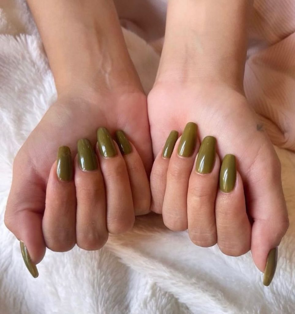Mãos brancas curvadas com unha bailarina verde oliva 