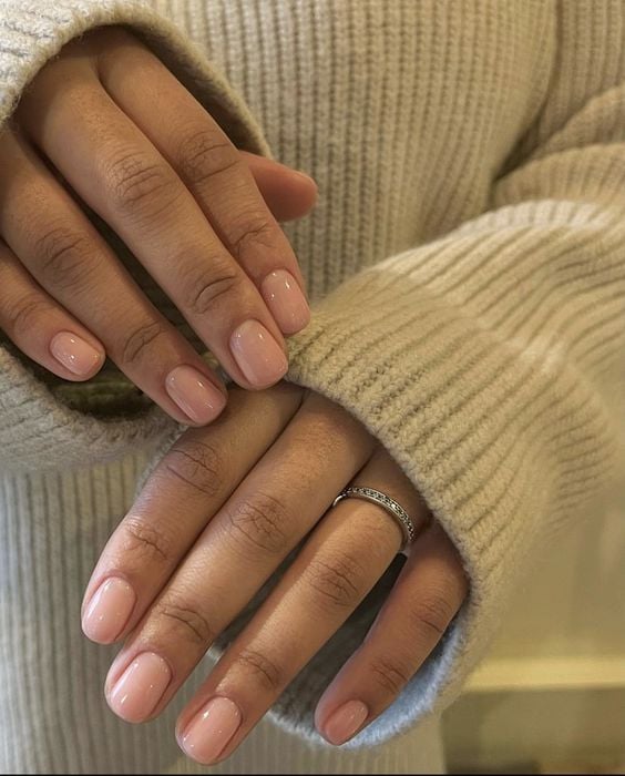 Mãos negras com unha curta neutra 
