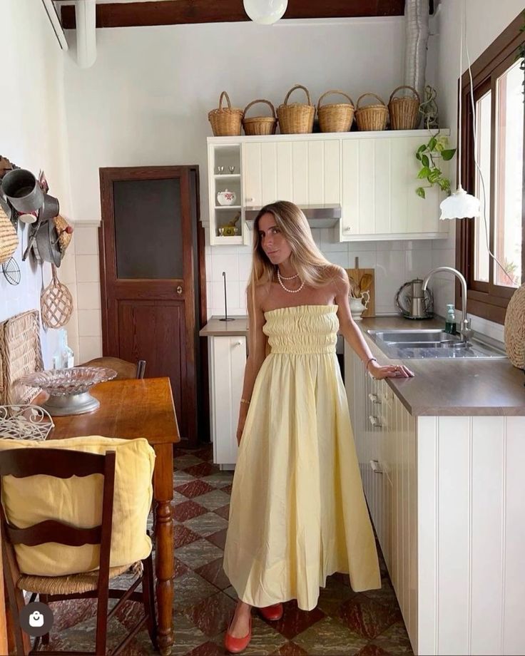 Mulher loira usando vestido de fibra natural amarelo manteiga com sapatilha laranja