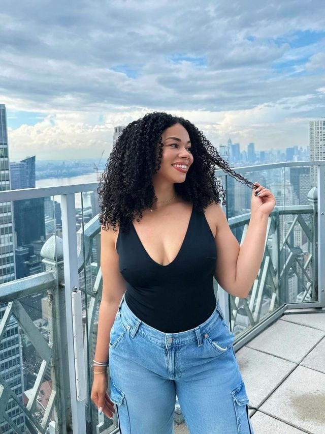 Noelia Mejia com cabelo cacheado e crespo, misto 3C4A