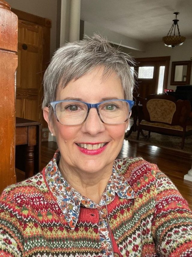 Mulher com cabelo pixie aos 60 anos