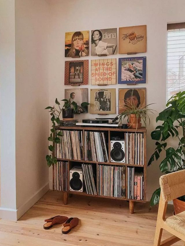 Balcão de madeira com galeria de capa de discos