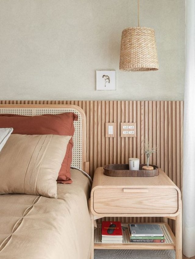 Quarto em cores neutras com mesa de cabeceira em madeira e linhas orgânicas