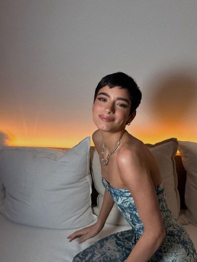 Mulher branca com corte de cabelo pixie com franja