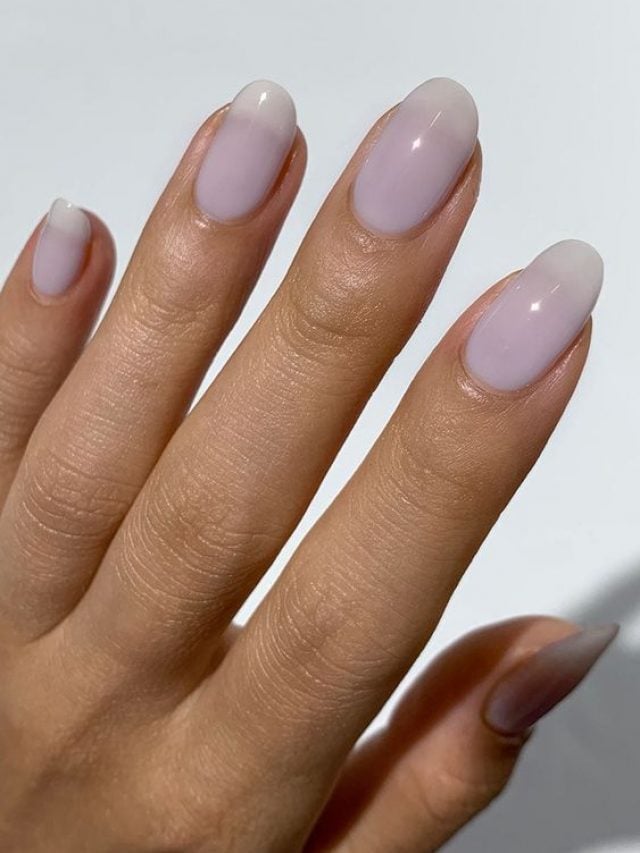 Mão branca com unha amendoada lilás estilo BB Cream
