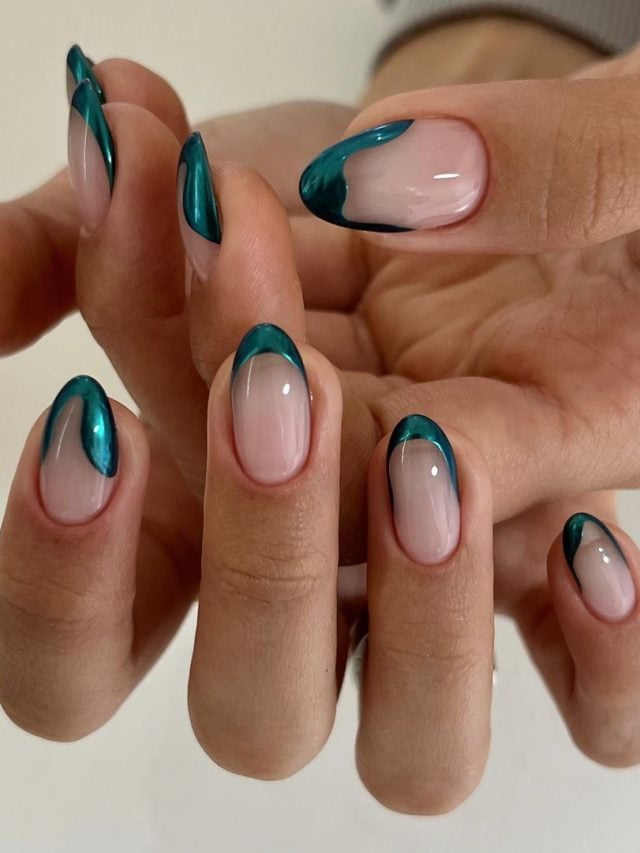 Mãos brancas com unha amendoada com francesinha verde metálica orgânica
