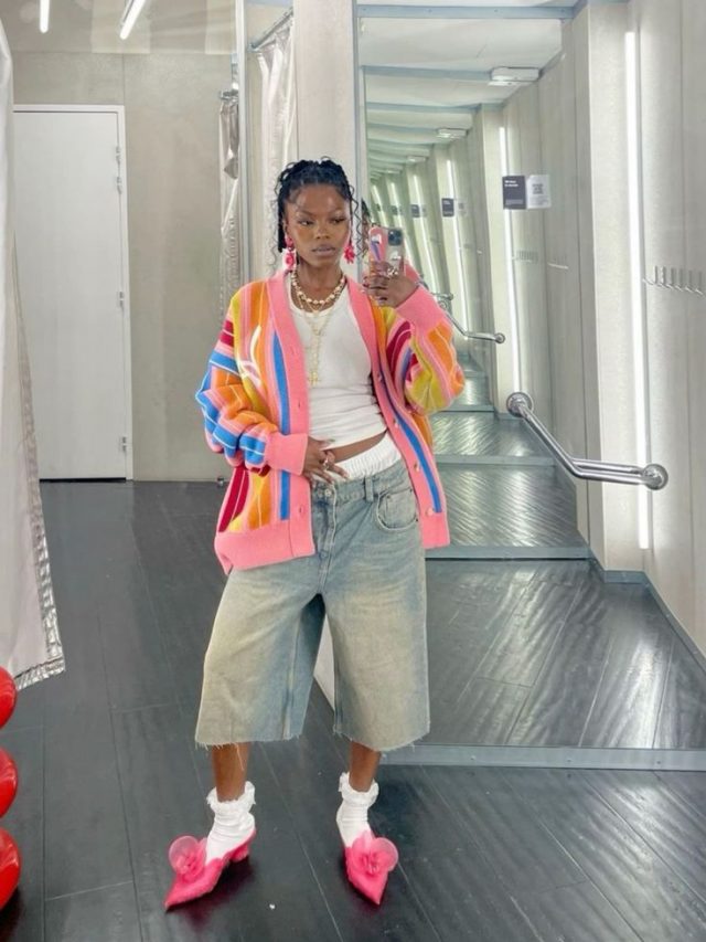 Mulher negra usando bermuda jeans.