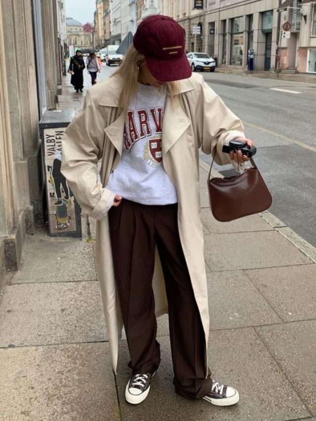 Mulher jovem usando look com calça de alfaiataria marrom