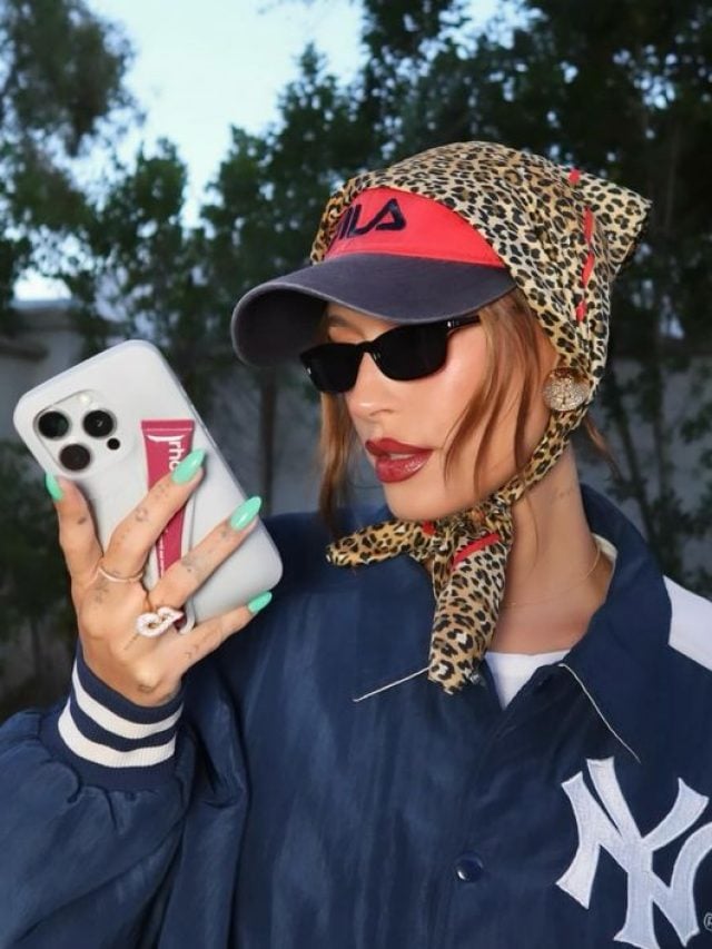 Hailey Bieber usando boné e lenço.
