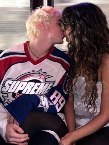 Marina Sena e Juliano Floss se beijando em ponto turístico de Amsterdã