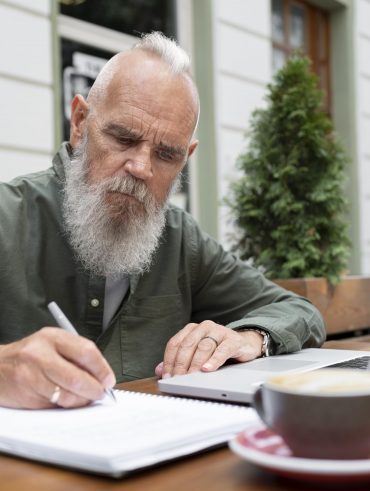 Homem idoso estudando