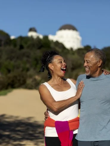 Casal de idosos sorrindo abraçados