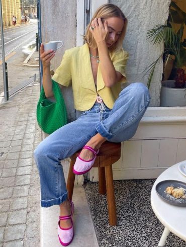 Mulher jovem usando calça jeans e camiseta.