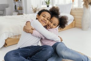 Irmãos se abraçando