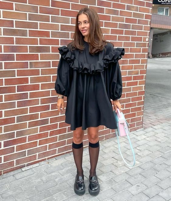 mulher jovem de pele clara mulher usando vestido feminino preto