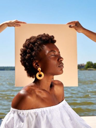 Mulher negra com cabelo bixie longo