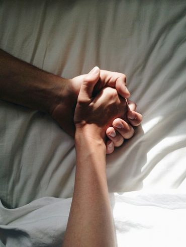 Casal de mão dadas