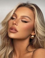Mulher branca com cabelo loiro e maquiagem com delineado esfumado