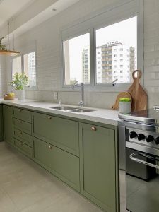 Verde oliva é destaque nessa cozinha