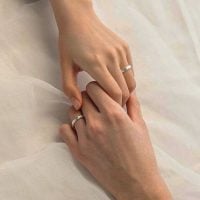 Casal de mãos dadas