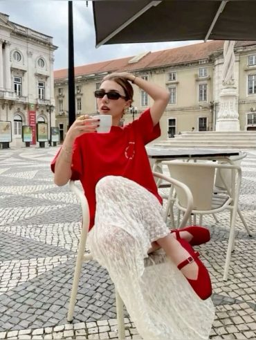 Look com camiseta vermelha, saia de renda e sapatilha vermelha