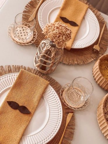Mesa posta com guardanapos em tons nude