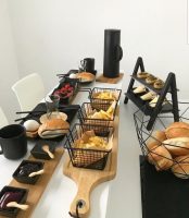 Mesa com pães e batatas fritas