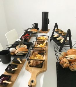 Mesa com pães e batatas fritas