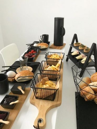 Mesa com pães e batatas fritas