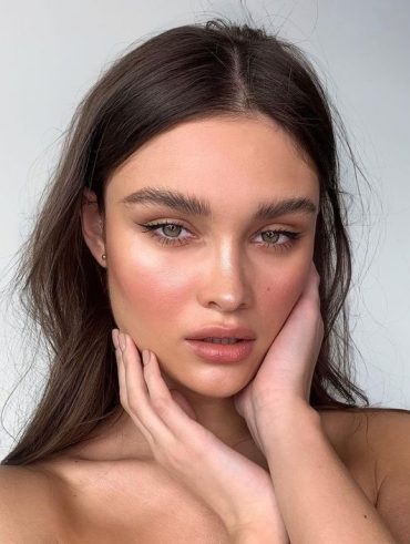 Mulher branca com maquiagem natural e blush rosa