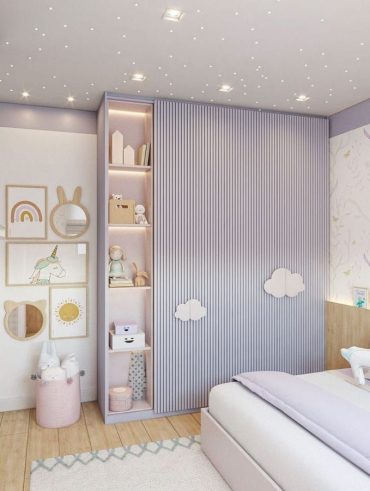 Quarto de bebê com nichos lilás