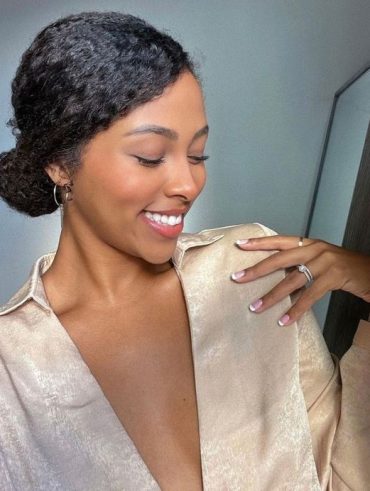 Mulher com cabelo preso, com penteado com coque
