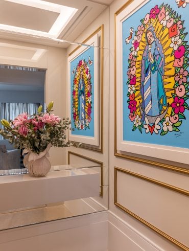 Parede off-white com boiserie dourada