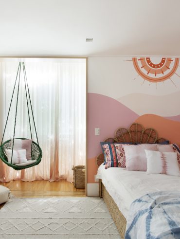 Quarto de com cabeceira em pétala e balanço suspenso