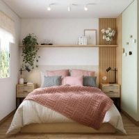 Cama com mesas de cabeceira