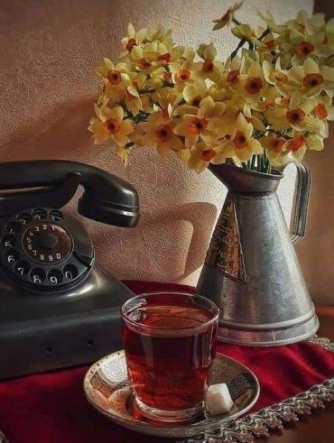 Telefone de disco e bule com flores