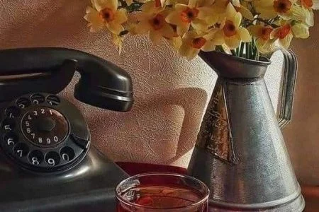 Telefone de disco e bule com flores