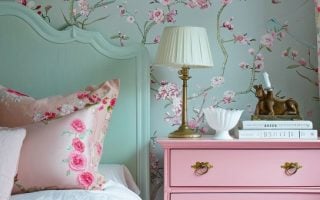 Quarto com papel de parede com flores