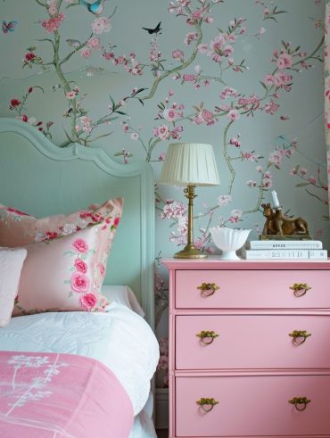 Quarto com papel de parede com flores