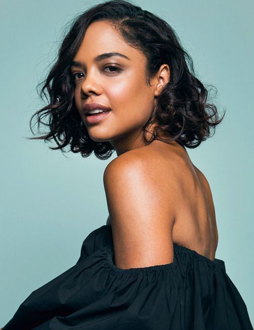 Tessa Mae Thompson com cabelo curto blunt bob