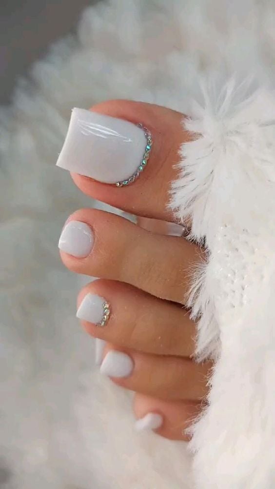 Pé branco com unha branca e francesinha inversa de strass
