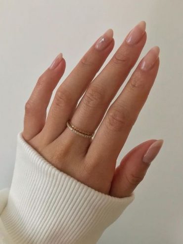 Mão branca com anéis e unha comprida natural